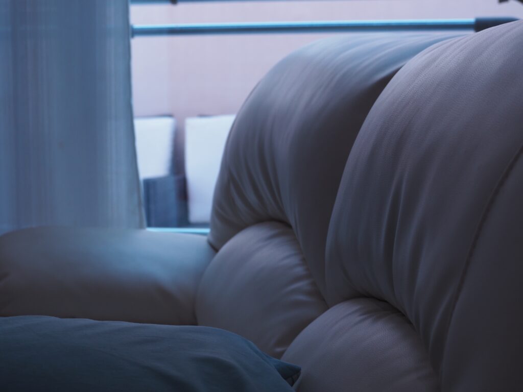 朝方の白いソファー