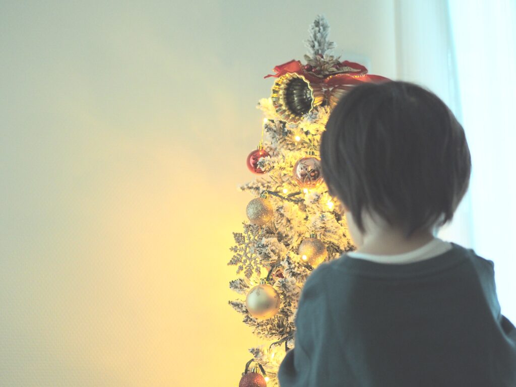 子どもとクリスマスツリー