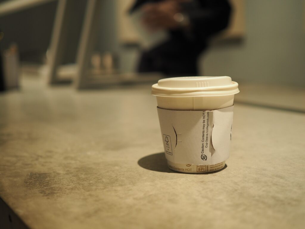 テイクアウト用のコーヒーカップ