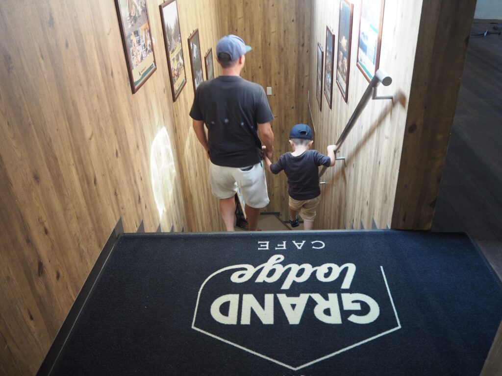 階段を降りる父親と男の子