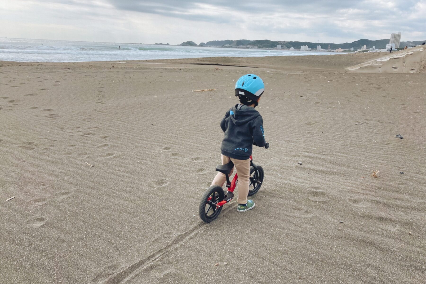 砂浜で自転車に乗る子ども